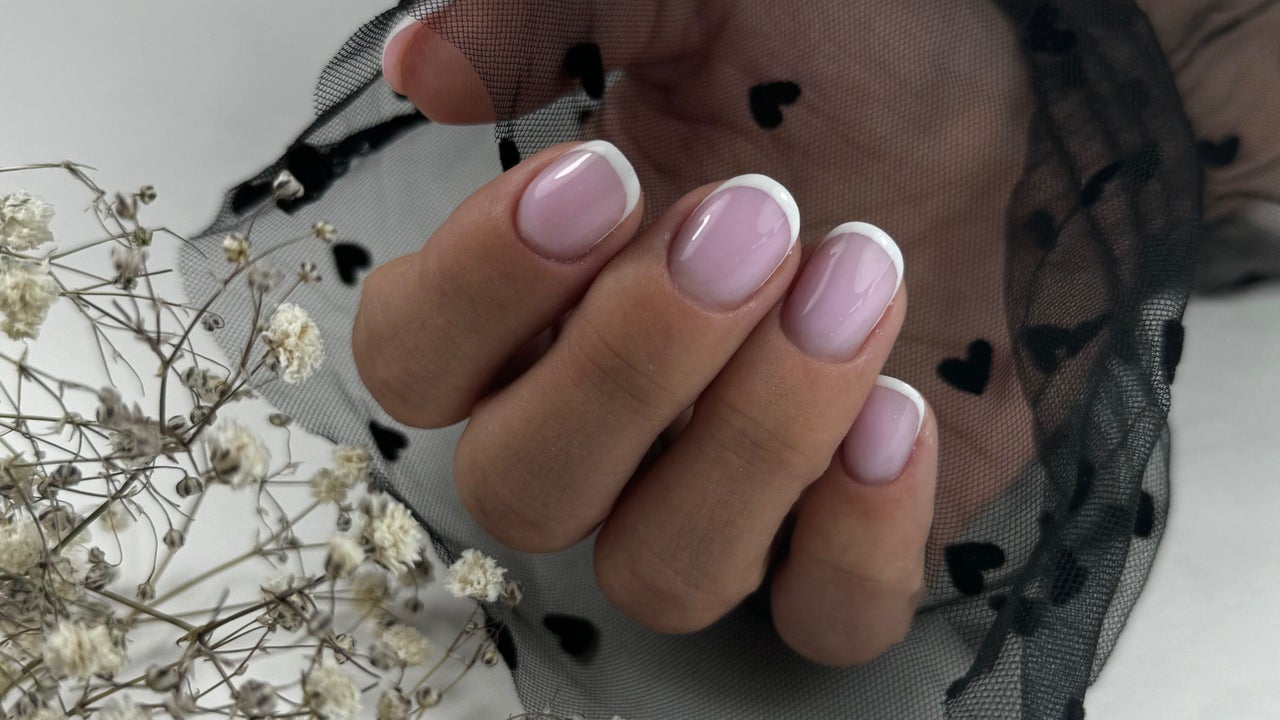 Korte naturelle nagels met witte French tips