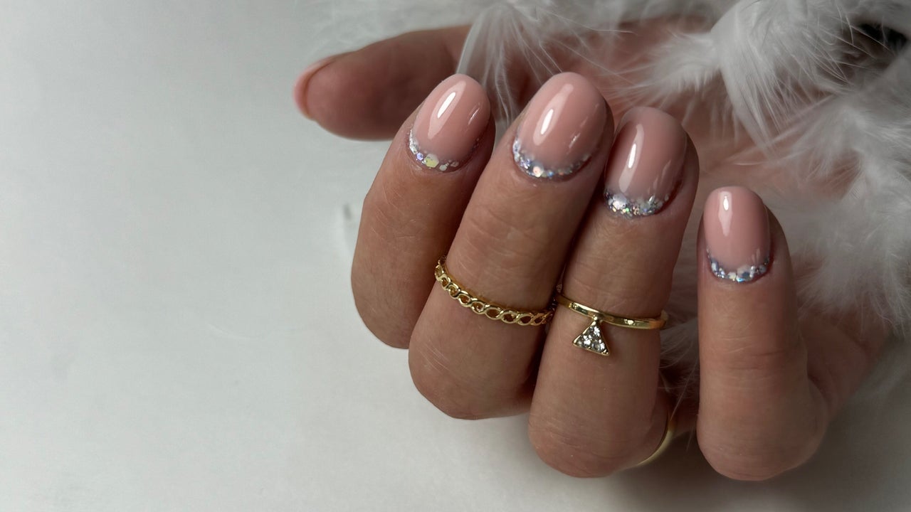 Naturelle nagels met zilveren chrome halvemaantjes