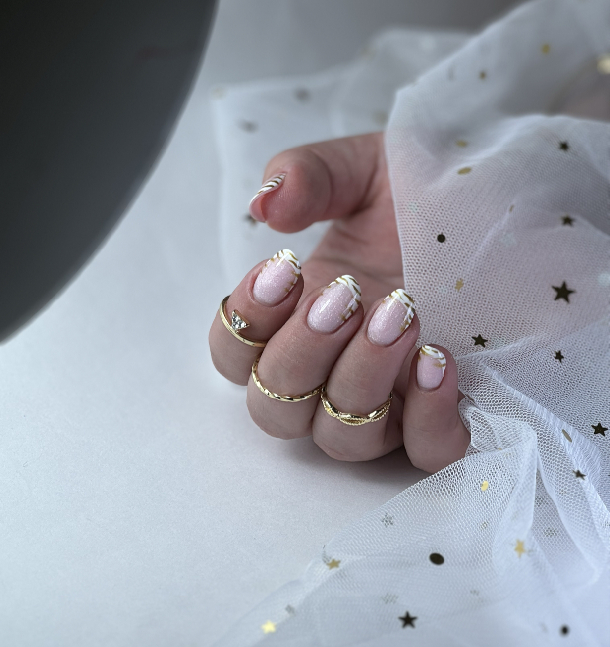 Korte naturelle nagels met gouden chrome French tips