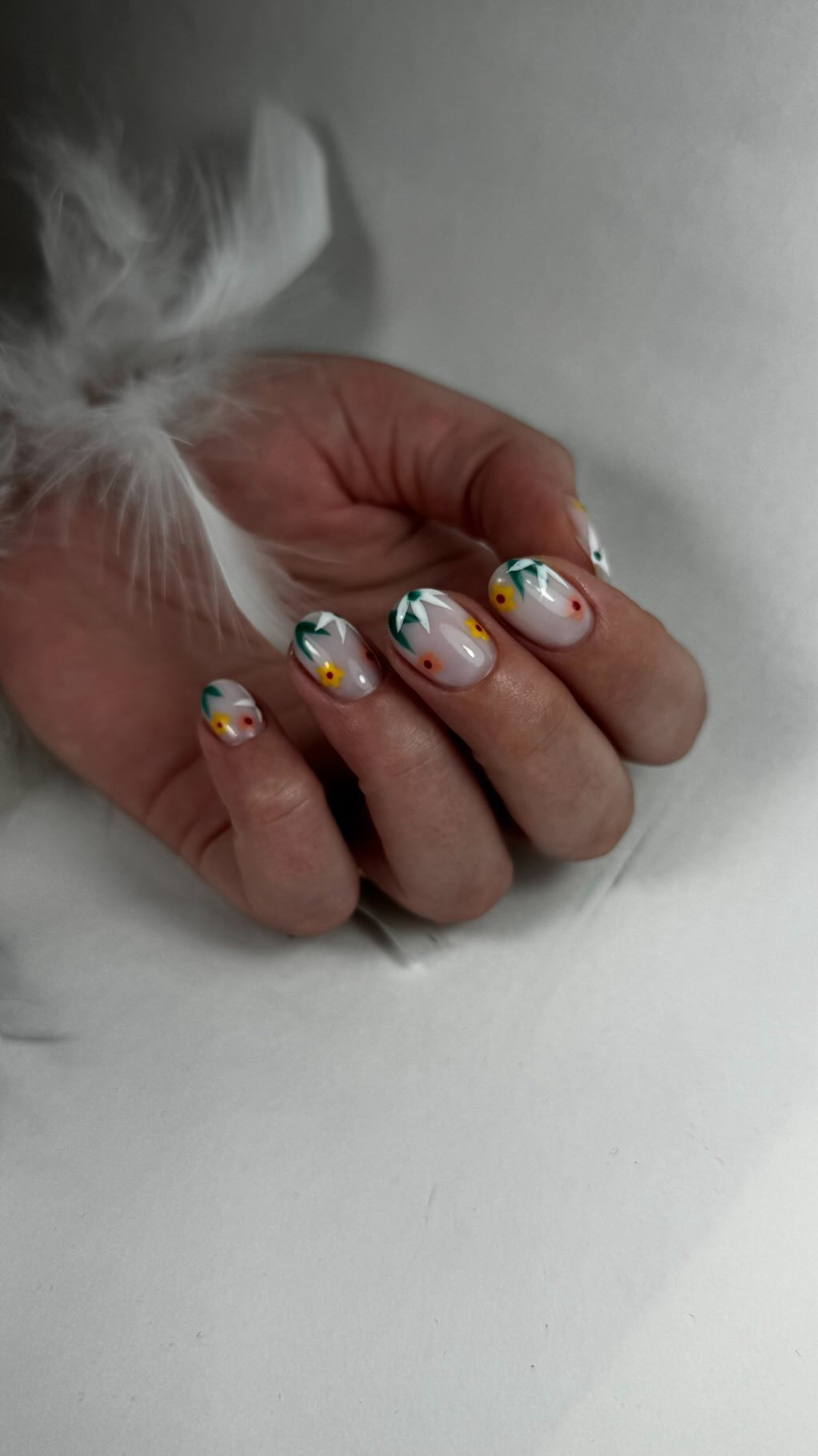 Korte nagels met veelkleurige handgeschilderde stippen