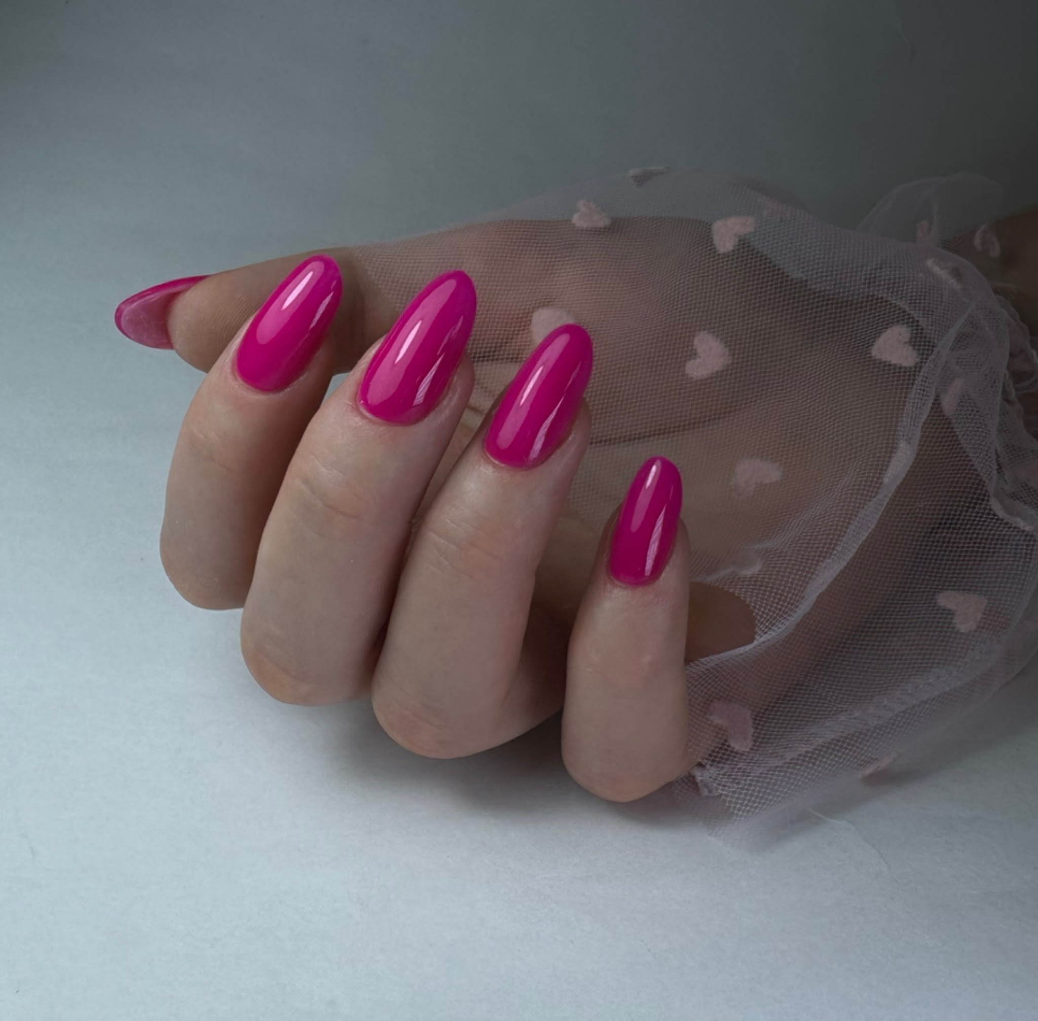 Glanzende magenta amandelnagels